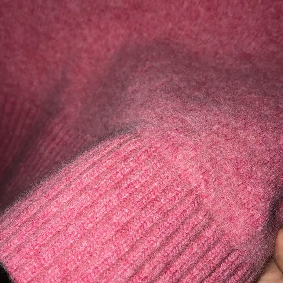 Pink with a light tint of red sweater - Picture 5 of 5